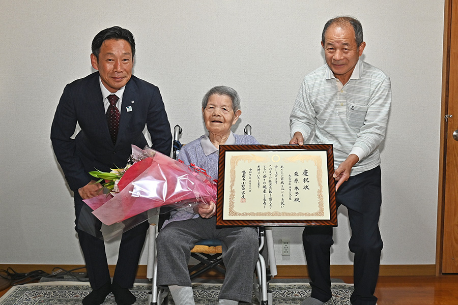 町長フォトニュース（20250528_百寿者慶祝訪問事業）02