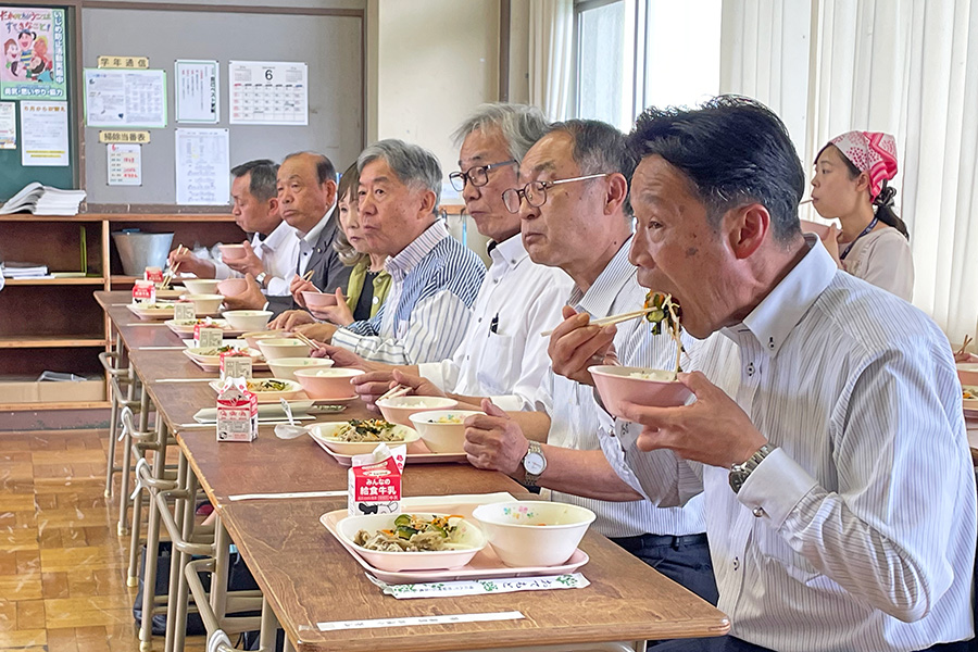 町長フォトニュース（20250613_給食試食会）02