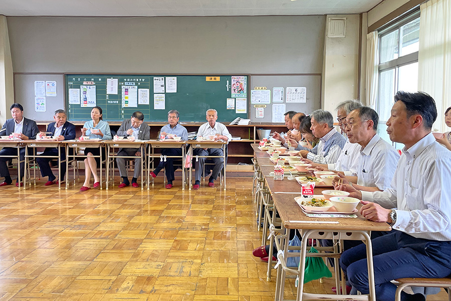 町長フォトニュース（20250613_給食試食会）03