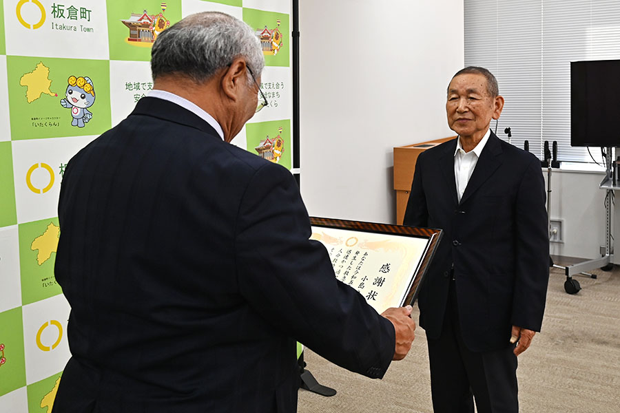 町長活動記録（20231018_人命救助に対する感謝状贈呈式）02