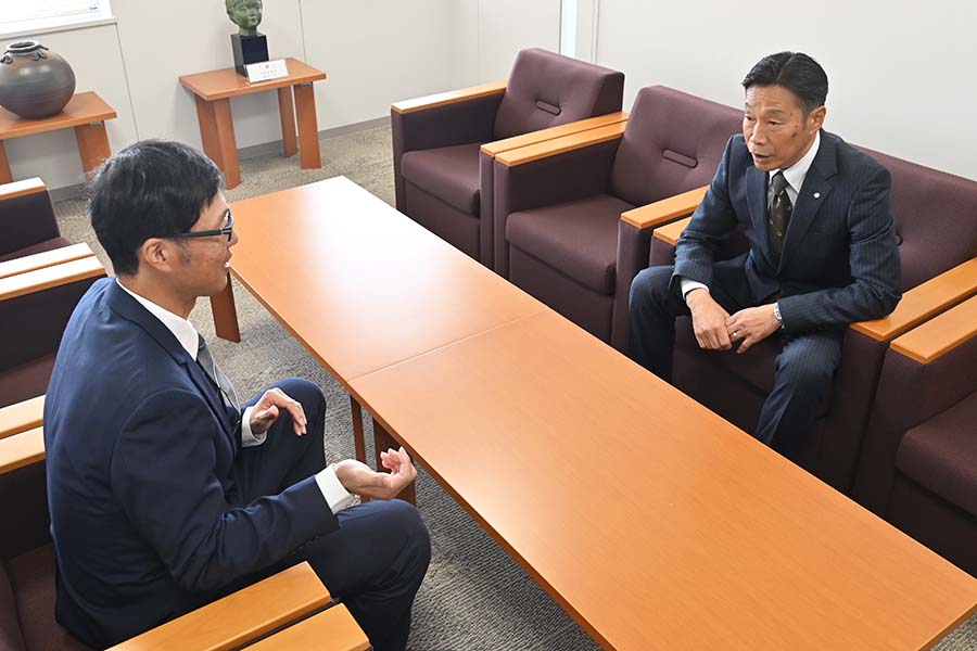 町長フォトニュース（20241204_優良青年農業者表敬訪問）01