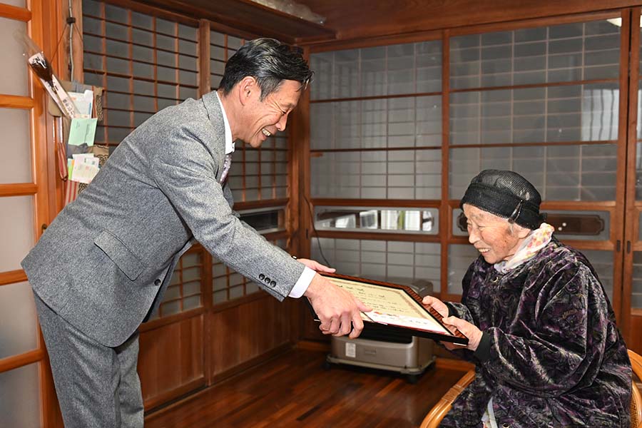 町長フォトニュース（20241227_百寿者慶祝訪問）01