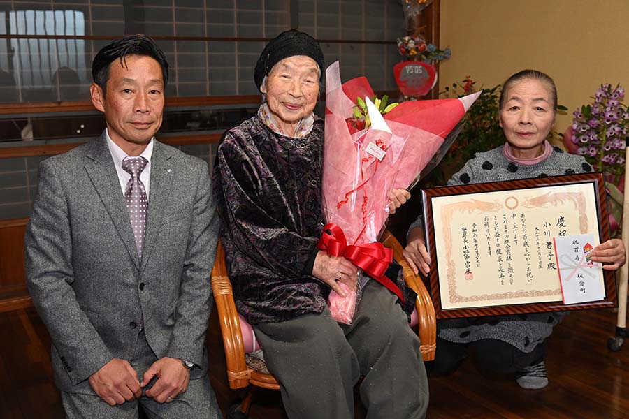 町長フォトニュース（20241227_百寿者慶祝訪問）04