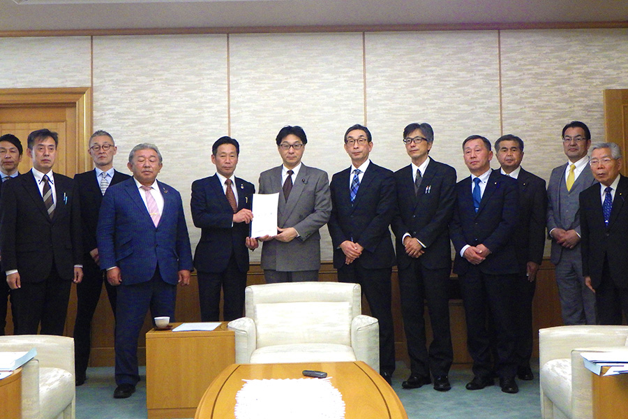 町長フォトニュース（20250131_東毛広域幹線道路建設促進連絡協議会による群馬県への要望活動）02