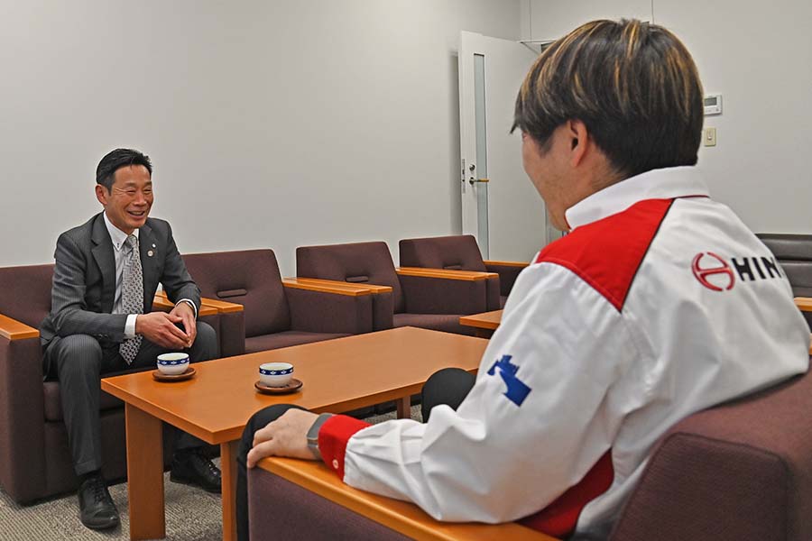 町長フォトニュース（20250225_板倉町PR大使 染宮弘和さん来庁）01