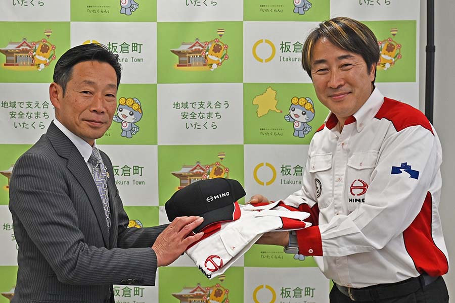 町長フォトニュース（20250225_板倉町PR大使 染宮弘和さん来庁）02