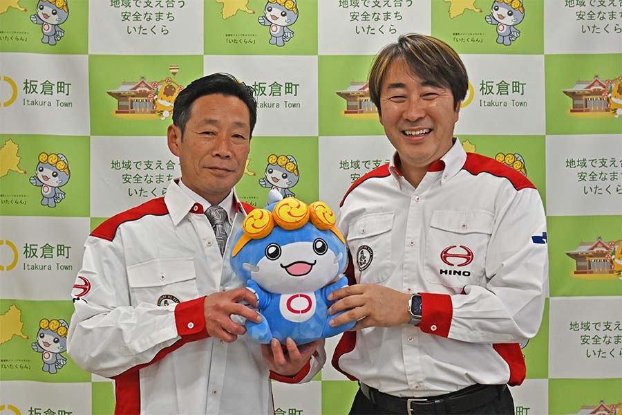 町長フォトニュース（20250225_板倉町PR大使 染宮弘和さん来庁）03