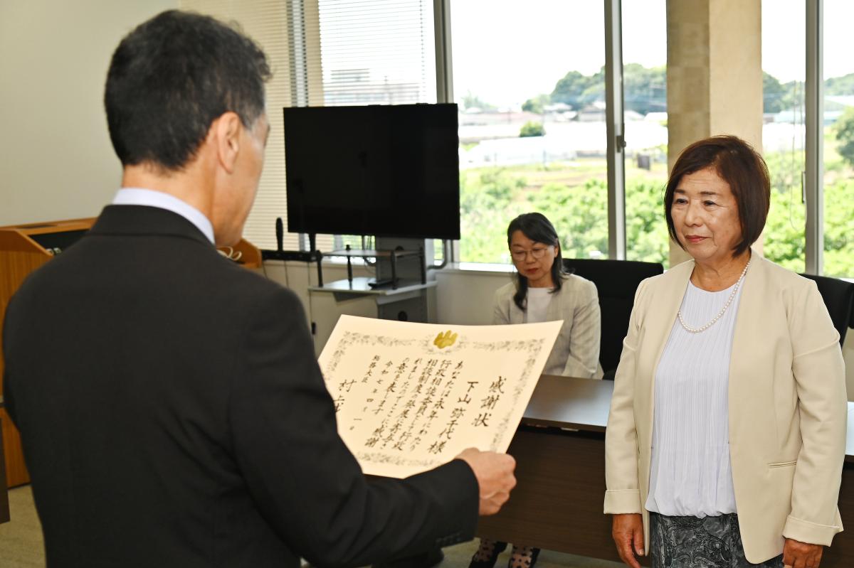 町長フォトニュース（20250605_退任行政相談委員の総務大臣感謝状贈呈式）01