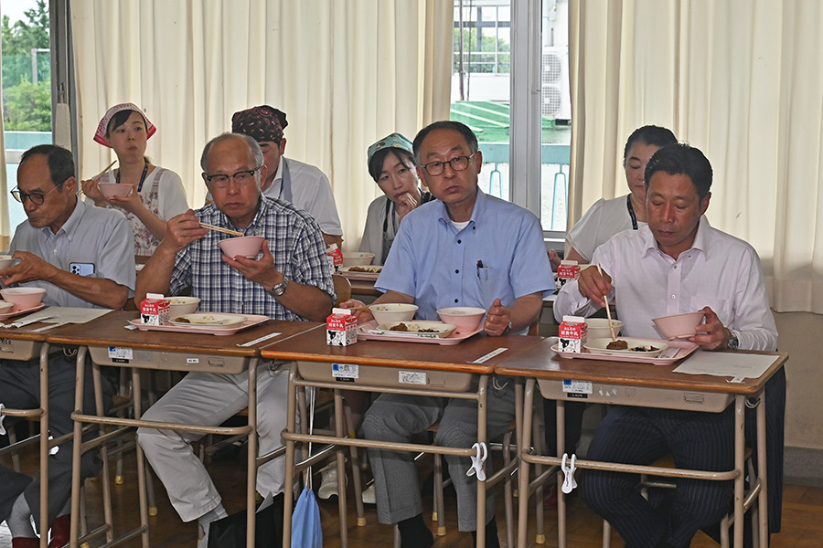 町長フォトニュース（20250625_給食試食会）02