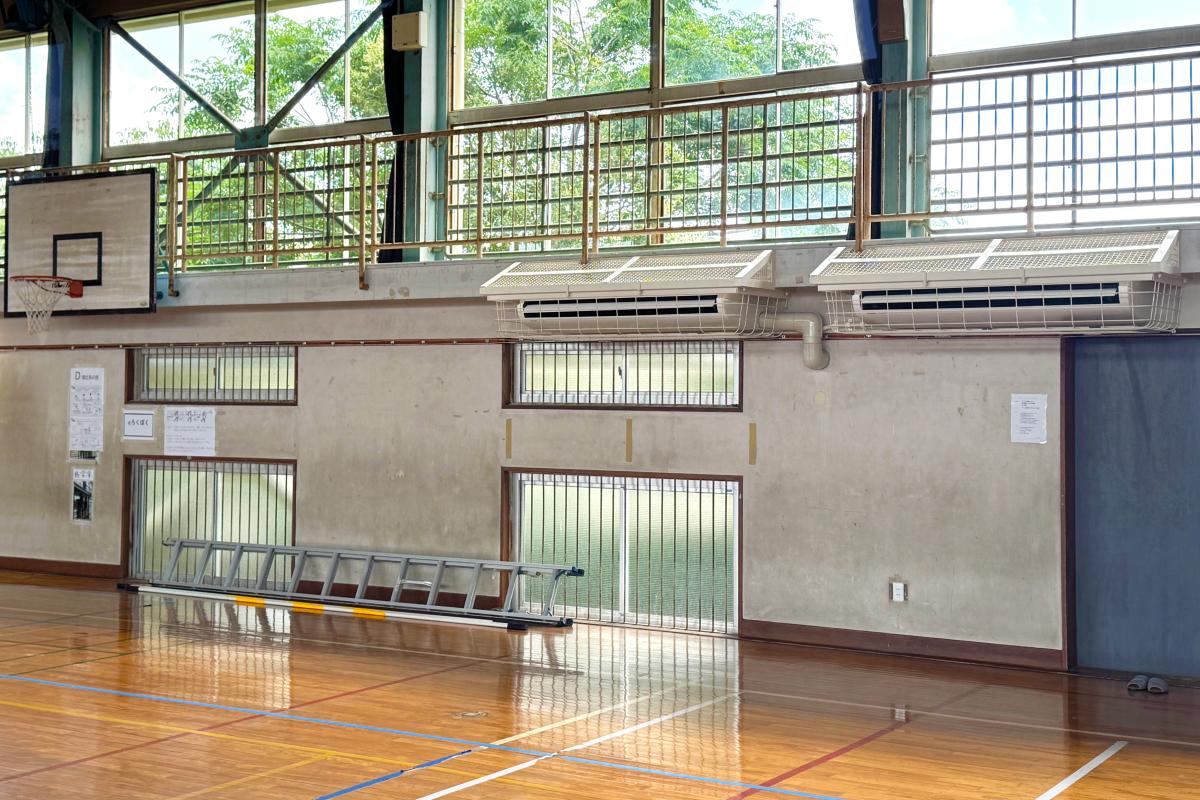 町長フォトニュース（20250627_小学校体育館のエアコン設置完了）02