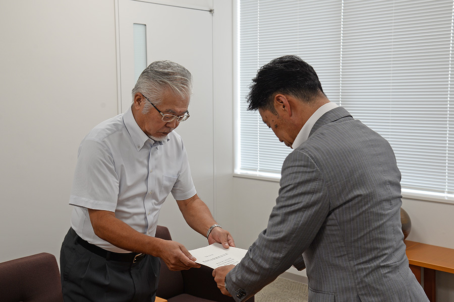 町長フォトニュース（20250827_監査委員による決算審査意見書提出および概要報告）01