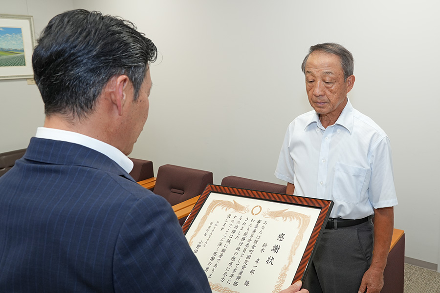 町長フォトニュース（20250919_板倉町固定資産評価審査委員会委員感謝状贈呈式）01