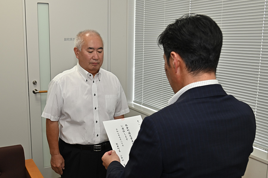 町長フォトニュース（20250922_板倉町固定資産評価審査委員会委員委嘱状交付式）02