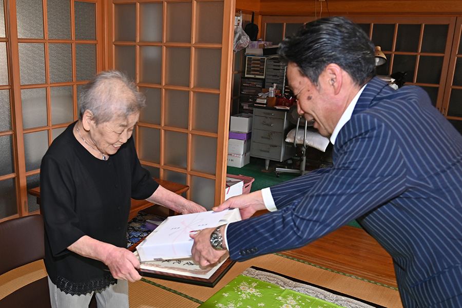 町長フォトニュース（20250924_令和7年度卒寿者慶祝訪問事業）01