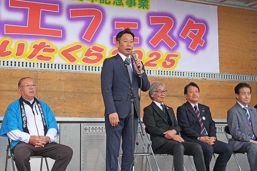 町長フォトニュース(20251026_商工フェスタ・クラシックカーフェス)01