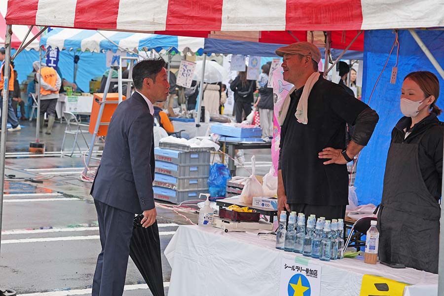 町長フォトニュース(20251026_商工フェスタ・クラシックカーフェス)02