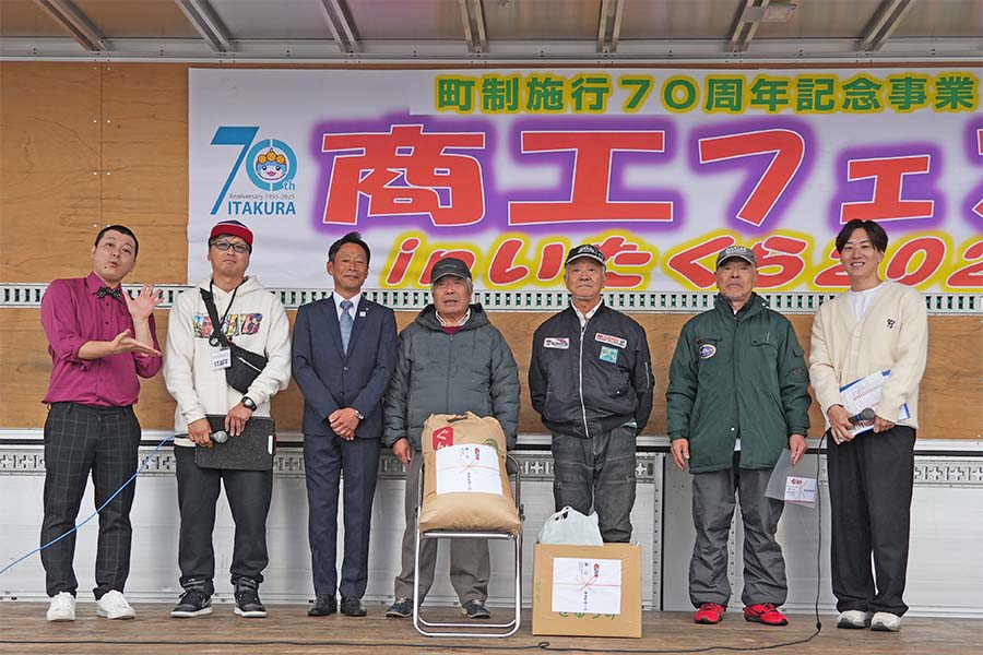 町長フォトニュース(20251026_商工フェスタ・クラシックカーフェス)04