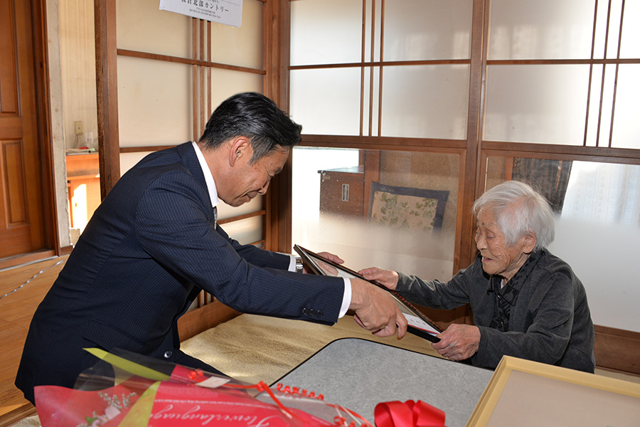 町長フォトニュース(20251030_百寿者慶祝訪問)01