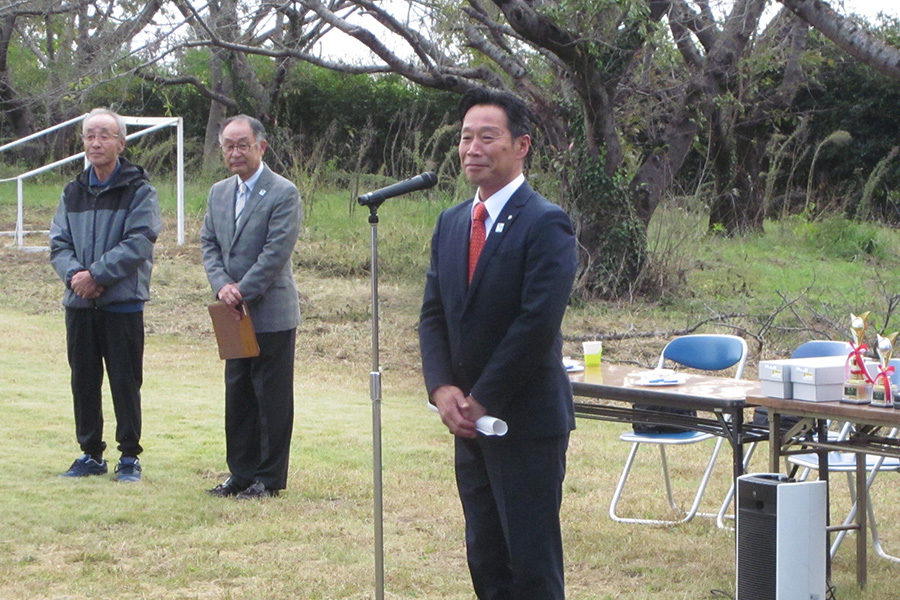 町長フォトニュース（20251102_板倉サッカークラブJr交流サッカー大会）01