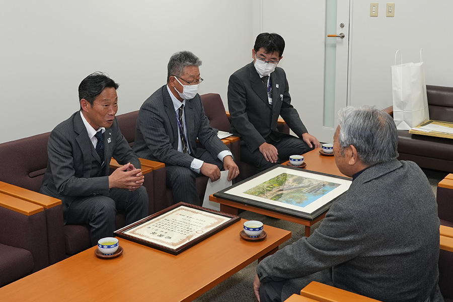 町長フォトニュース（20251113_寄附受納）01