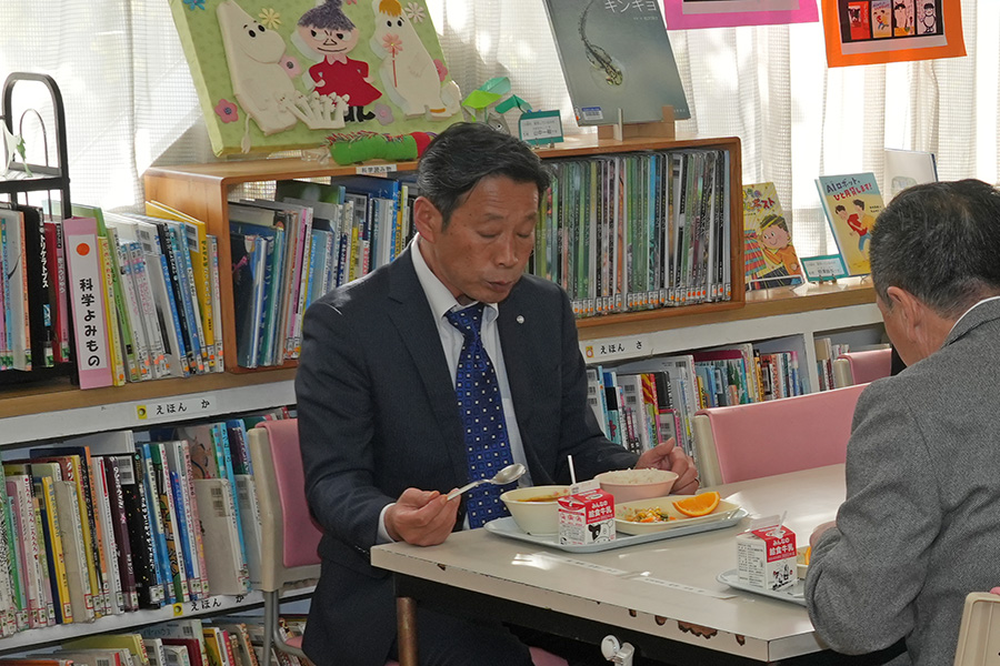 町長フォトニュース(20251114_給食試食会)01