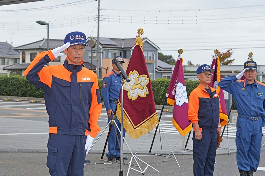 町長フォトニュース（20260927_板倉消防団団旗、分団旗降納および授与式）01