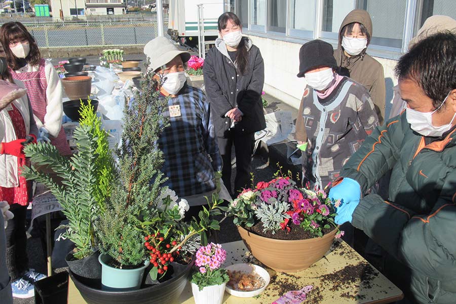 20241214_01（冬を楽しむ寄せ植え教室）