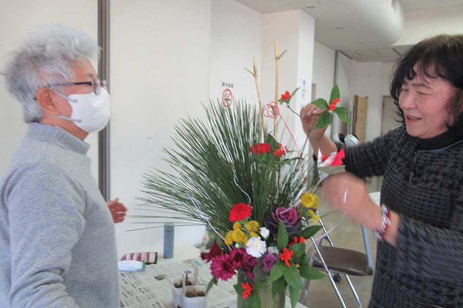 20241219_02（お正月に向けたお花のアレンジ教室）
