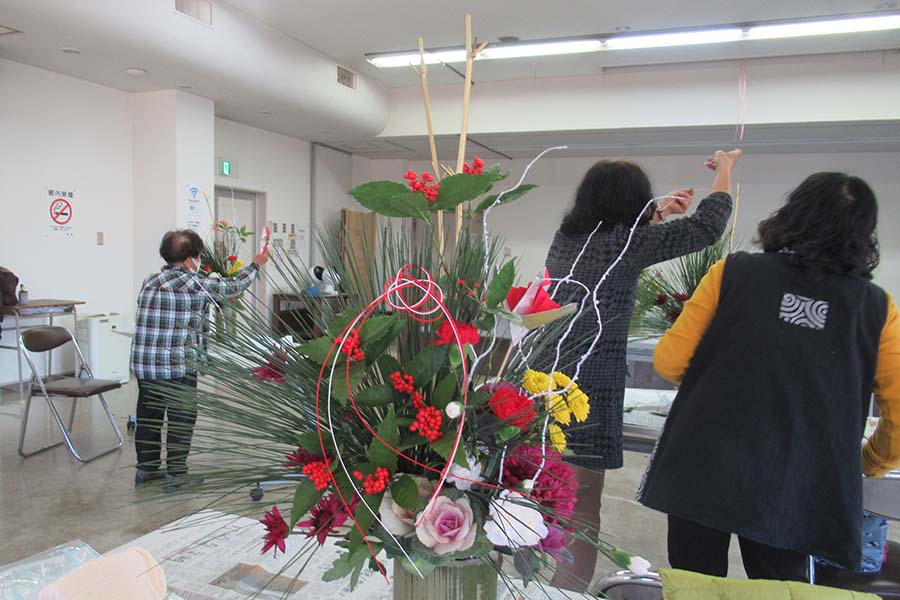 20241219_03（お正月に向けたお花のアレンジ教室）