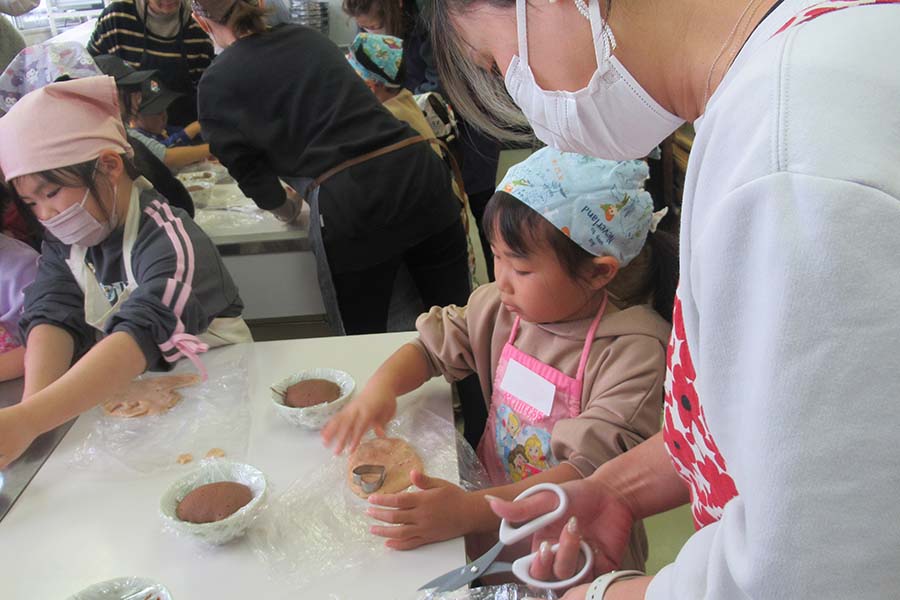 親子バレンタインお菓子作り教室1の写真