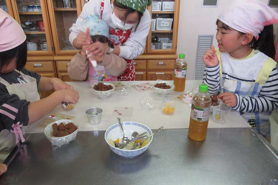 親子バレンタインお菓子作り教室2の写真