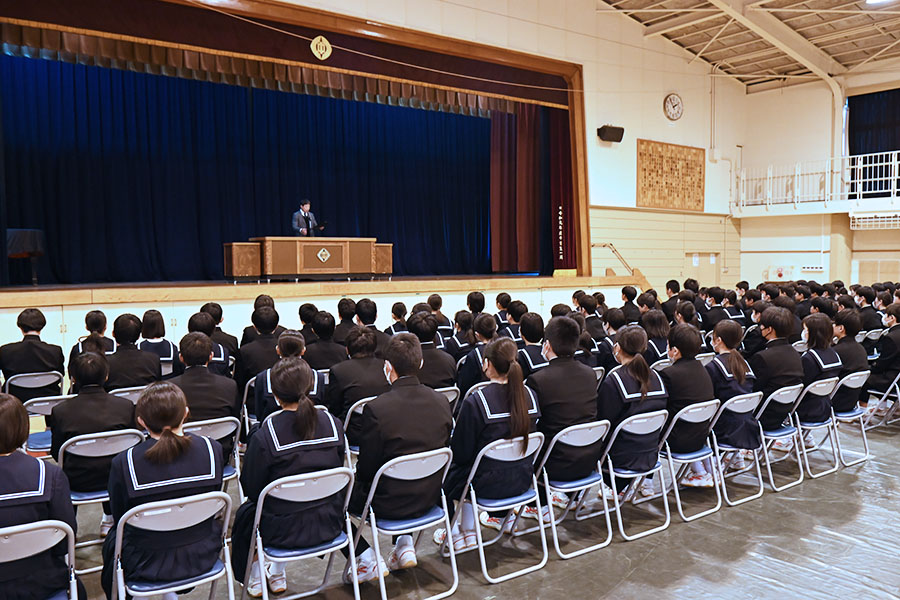 講演を聞いてる様子の写真