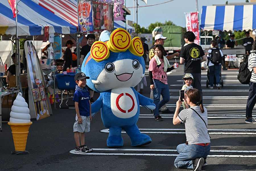 いたくらんが子どもと写真を撮っている画像