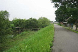 写真2 通り前橋(沈下橋)と旧古河住還